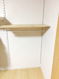 【される】 DIY初心者向けアーネストワン ハンガーパイプ付き棚受け金具 2セットの通販 by フレームDIYラボ'｜ラクマ メです